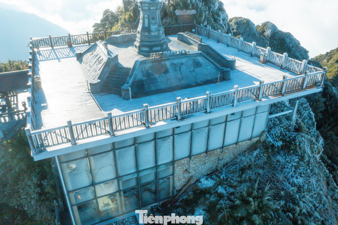 Lớp băng dày xuất hiện từ đêm 25/12 và đóng thành lớp dày khi trời sáng.