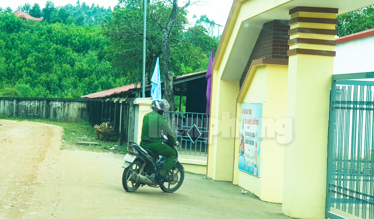 Lấy lý do làm việc với cơ quan chức năng, Hiệu trường trường THCS Văn Phú "khất" chưa thể cung cấp thông tin đến phóng viên, liên quan vụ việc cô giáo Phan Thị H. bị nhóm học sinh dồn vào góc tường, lăng mạ, xảy ra vào ngày 29/11.