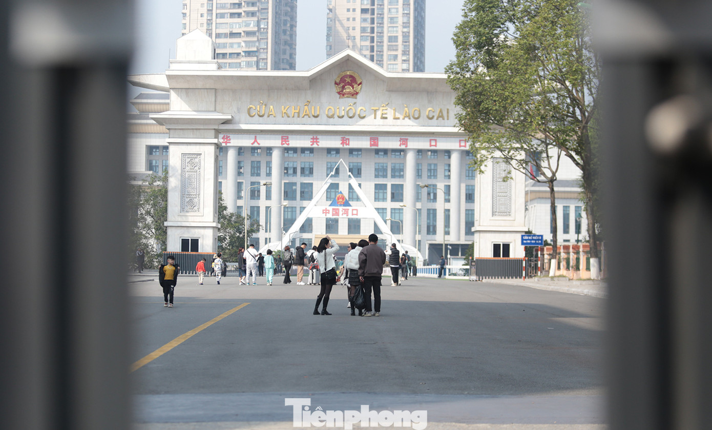 Đến khoảng trưa 30/12, lượng khách du lịch vãn dần. Ảnh: Hân Nguyễn.