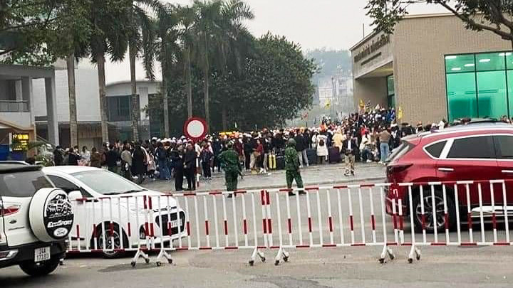 Mất khoảng 40 phút, khách du lịch làm xong các thủ tục xuất cảnh tại cửa khẩu Lào Cai. Ảnh: Laocaionline.