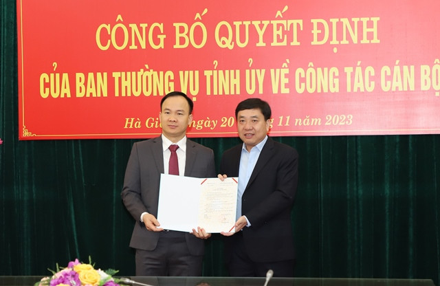 Quyền Bí thư Tỉnh ủy Nguyễn Mạnh Dũng (phải) trao Quyết định cho ông Phan Ngọc Hiệp - tân Chánh Văn phòng Tỉnh ủy.