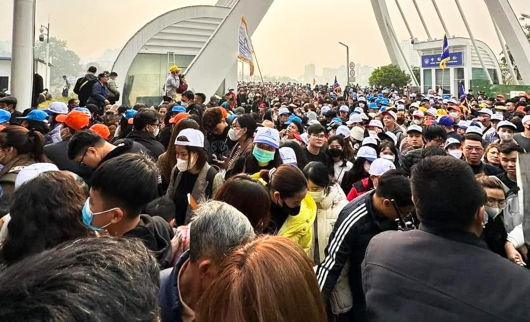 Lượng khách du lịch ùn ứ trên cầu Hồ Kiều - cây cầu nối hai cửa khẩu Lào Cai và Hà Khẩu, Trung Quốc khi chờ làm thủ tục nhập cảnh vào nước bạn. Ảnh: Laocaionline.