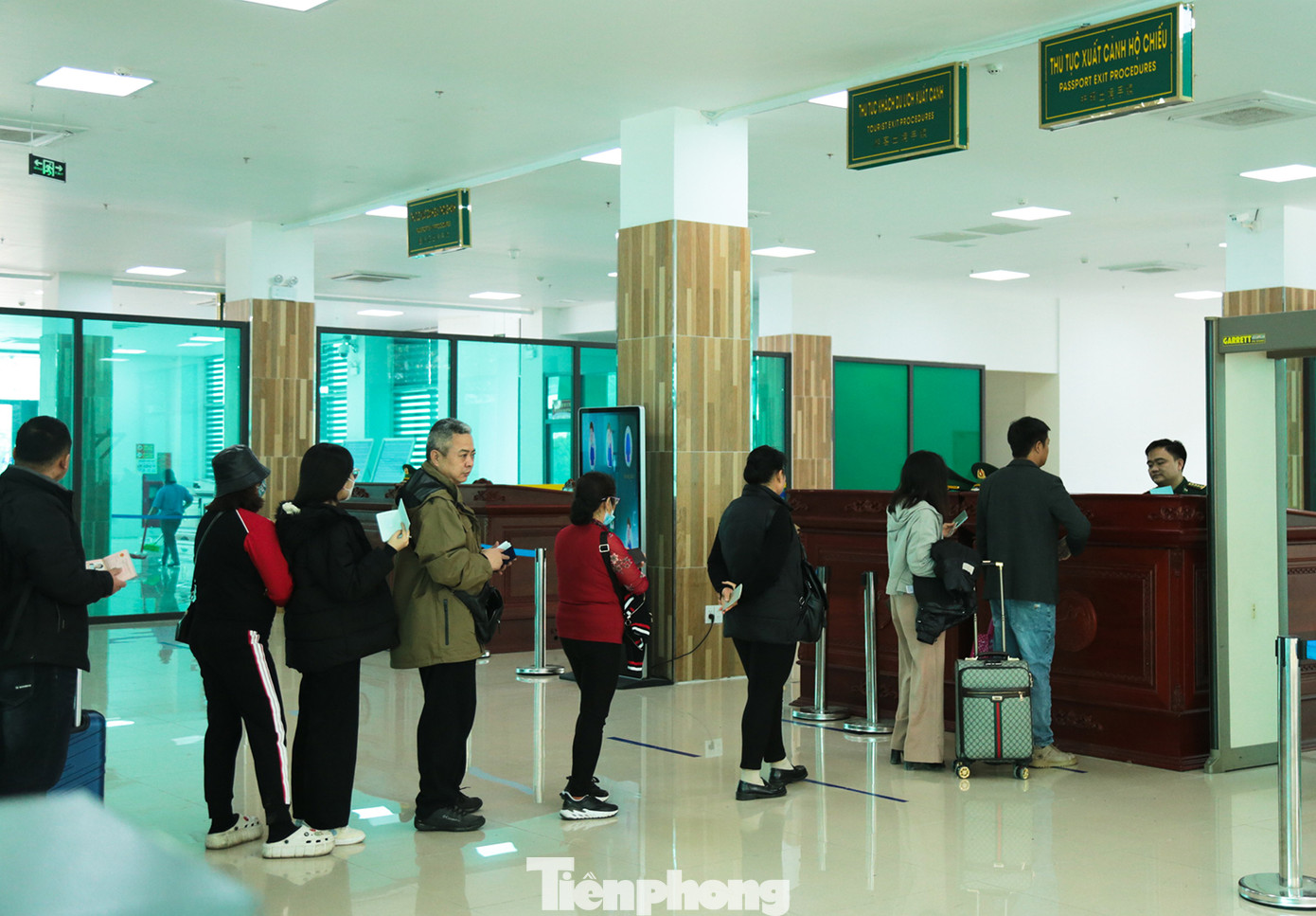 Tại cửa khẩu quốc tế Lào Cai, theo báo cáo, hàng ngày lượng khách qua lại ghi nhận vào khoảng vài nghìn người, chủ yếu là khách du lịch, cư dân biên giới qua lại thăm thân. Ảnh: Hân Nguyễn.