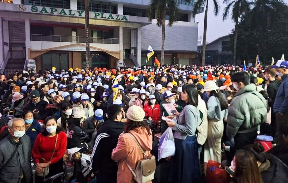 Từ 5h sáng, hàng trăm khách du lịch tập trung, xếp hàng trước khu vực cửa vào cửa khẩu để chờ đến lượt làm thủ tục xuất cảnh. Ảnh: Laocaionline.