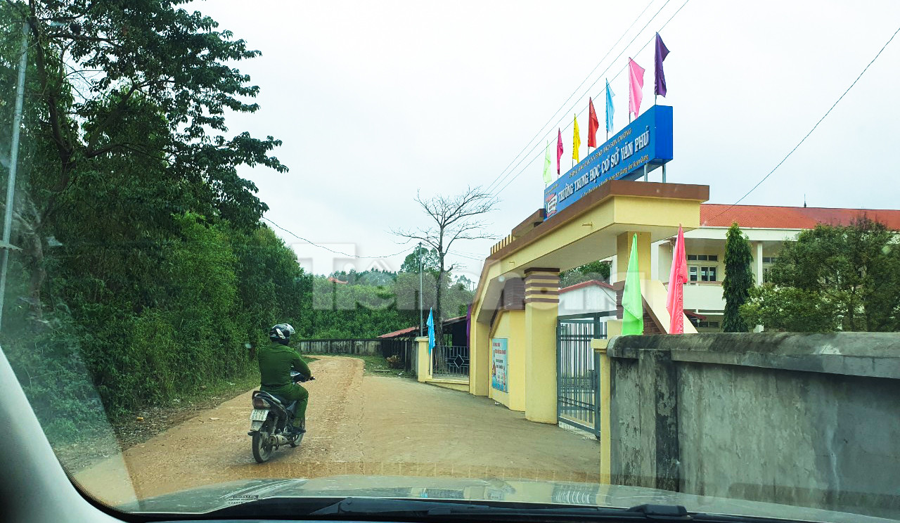 Khoảng 13h30, lực lượng công an trên 3 xe ô tô và 2 xe máy có mặt tại trường THCS Văn Phú.