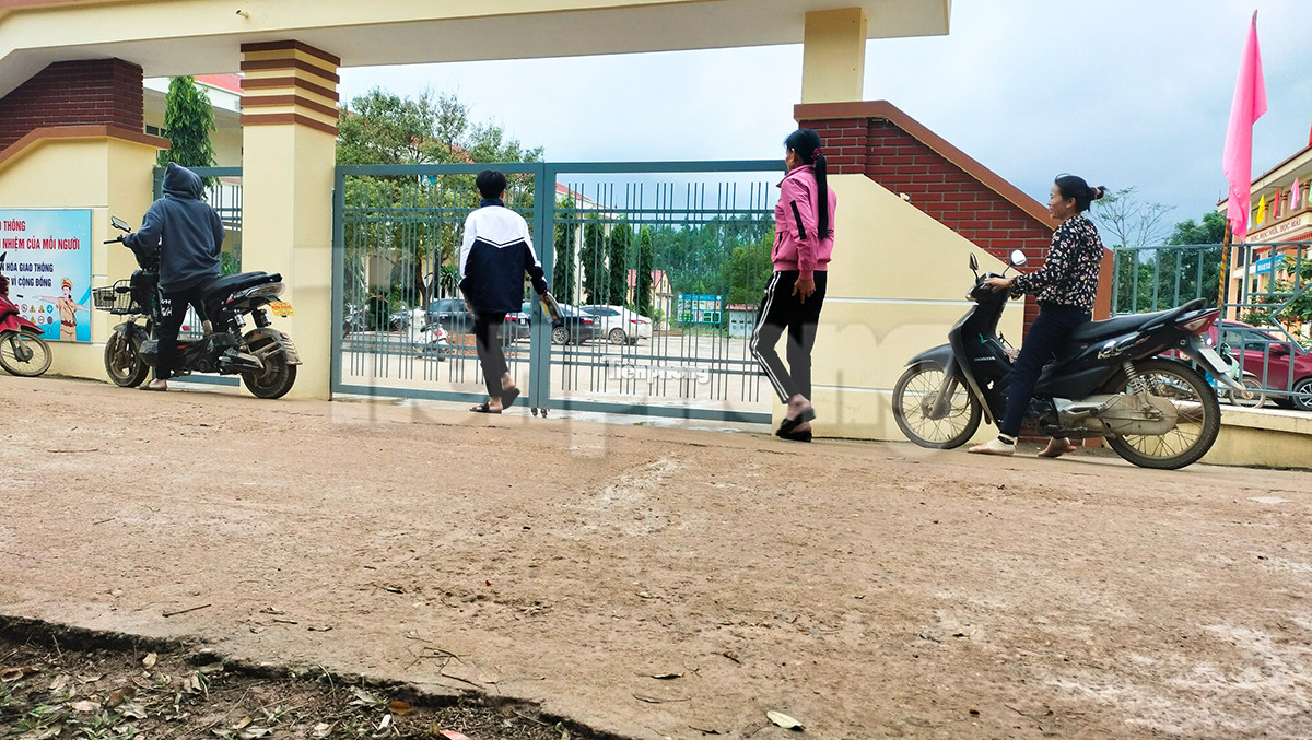 Sau đó ít phút, nhóm học sinh liên quan vụ việc cũng được phụ huynh chở đến trường.