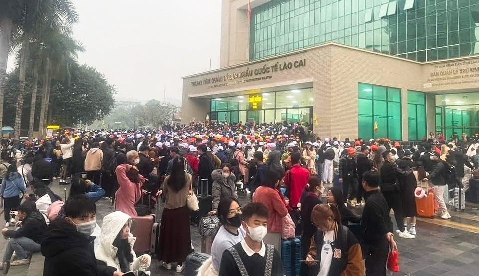Theo lãnh đạo Đồn Biên phòng cửa khẩu quốc tế Lào Cai, trước tình hình khách du lịch tăng cao, đồn đã bố trí lực lượng phân luồng, tiến hành làm thủ tục cho người dân. Ảnh: Laocaionline.
