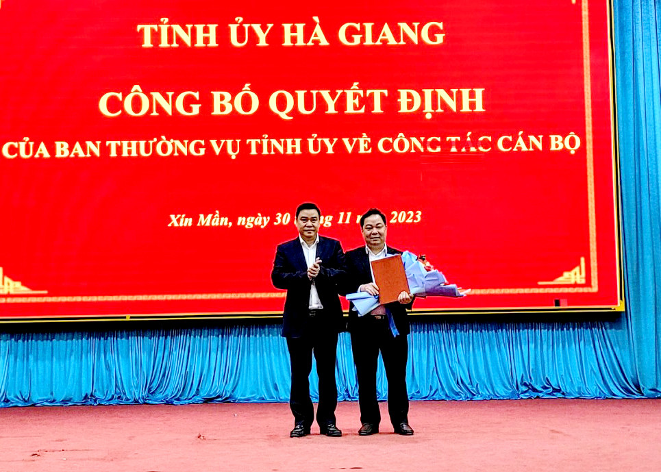 Lãnh đạo Hà Giang tặng hoa và trao quyết định cho ông Phạm Duy Hiền - tân Phó Giám đốc Sở Nông nghiệp và Phát triển nông thôn tỉnh Hà Giang. Lãnh đạo Hà Giang tặng hoa và trao quyết định cho ông Phạm Duy Hiền - tân Phó Giám đốc Sở Nông nghiệp và Phát triển nông thôn tỉnh Hà Giang.