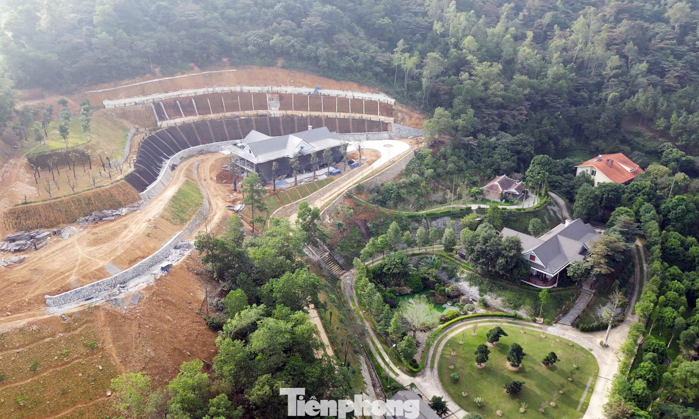 Huyện Thạch Thất (Hà Nội) lập Đoàn thanh tra liên ngành để thanh tra, xem xét trách nhiệm của UBND các xã Tiến Xuân, Thạch Hòa… nơi là điểm “nóng” vi phạm đất đai, trật tự xây dựng trong thời qua. Ảnh: Công trình giống như &quot;biệt phủ&quot; mọc trên khu đất trồng cây lâu năm chuyển đổi từ đất rừng tại thôn 7, xã Tiến Xuân.