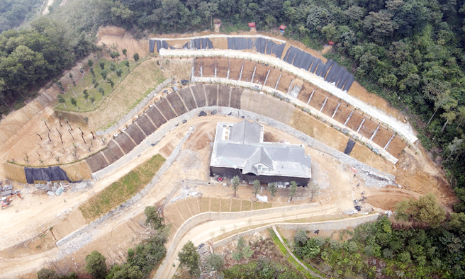 Công trình giống như "biệt phủ" mọc trên khu đất trồng cây lâu năm chuyển đổi từ đất rừng tại thôn 7, xã Tiến Xuân.