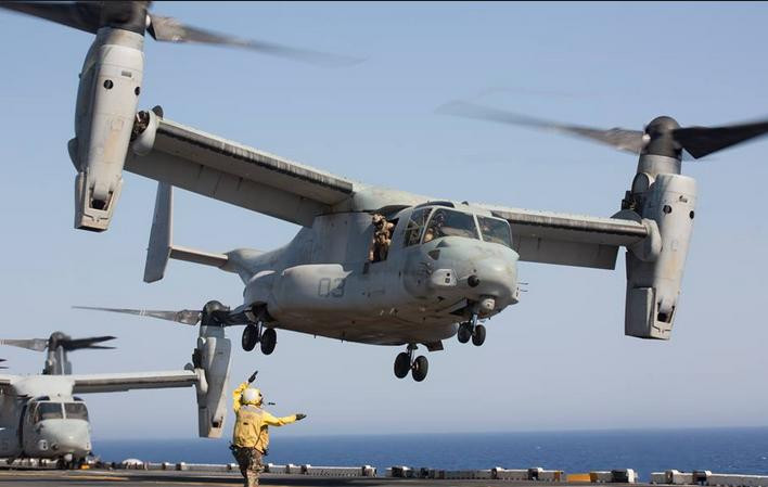 Các tàu đổ bộ với máy bay cánh xoay 