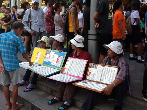 Bán vé số ở xứ Chùa Vàng. Ảnh: Minh Quang