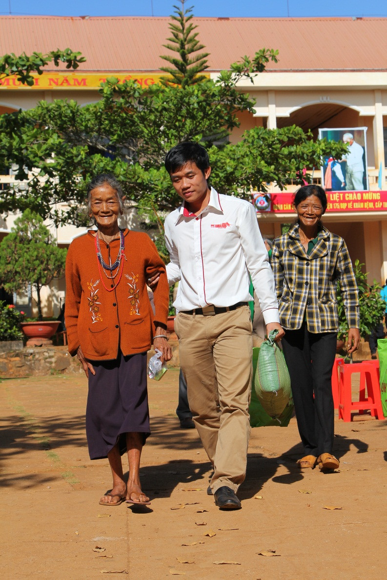 Niềm vui của bà cụ khi nhận được quà