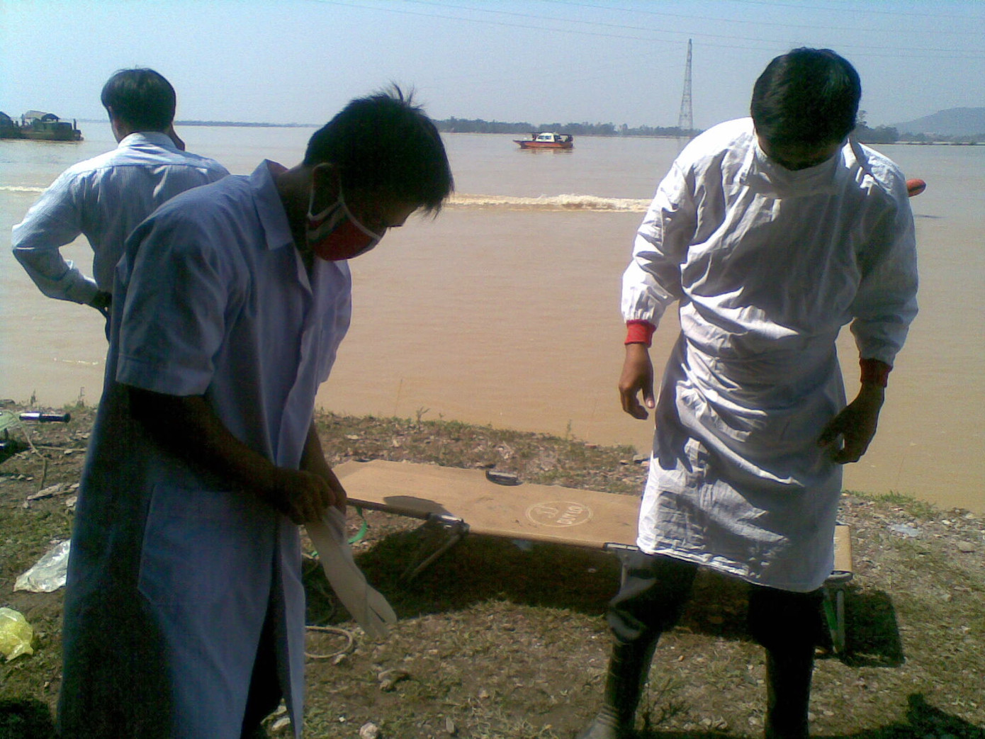 Nhân viên y tế chuẩn bị khâm liệm nạn nhân. Ảnh: Quang Long. Nhân viên y tế chuẩn bị khâm liệm nạn nhân. Ảnh: Quang Long