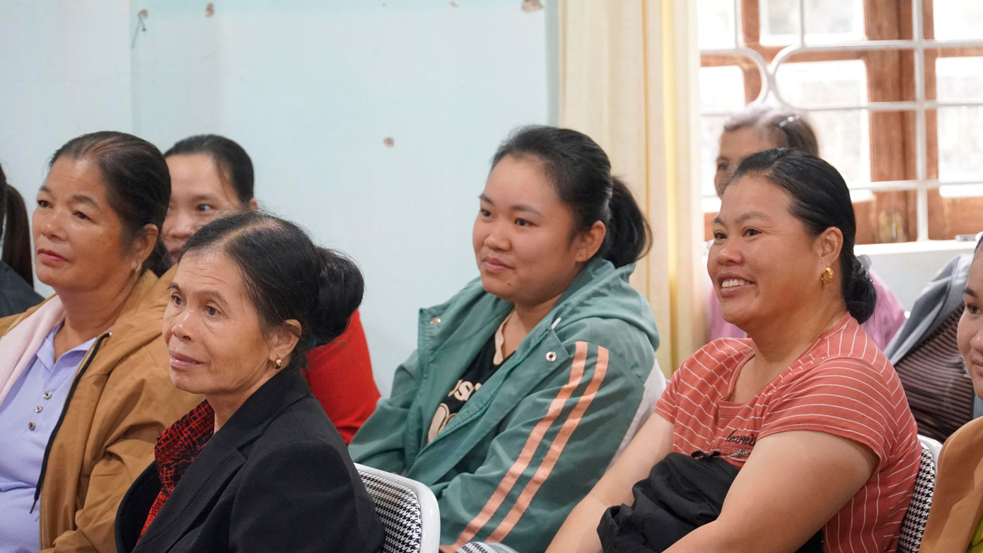 Chị Hơn (áo hồng, bên phải) cho biết: “Trước đây, con lớn của tôi hỏi nhưng tôi chỉ trả lời theo những gì mà tôi biết. Sau khi tham gia lớp tập huấn ngày hôm nay, tôi đã có thêm kiến thức để trả lời cho các con của mình”