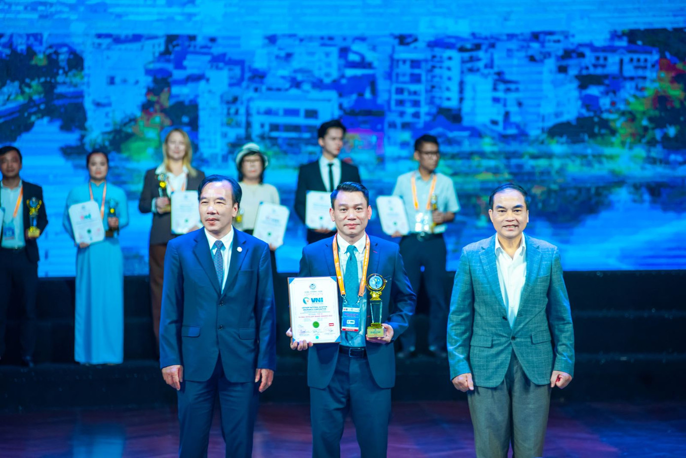 Ông Nguyễn Thành Quang, Phó Chủ tịch kiêm Tổng Giám đốc Tổng công ty Cổ phần Bảo hiểm Hàng không đại diện VNI nhận giải thưởng.