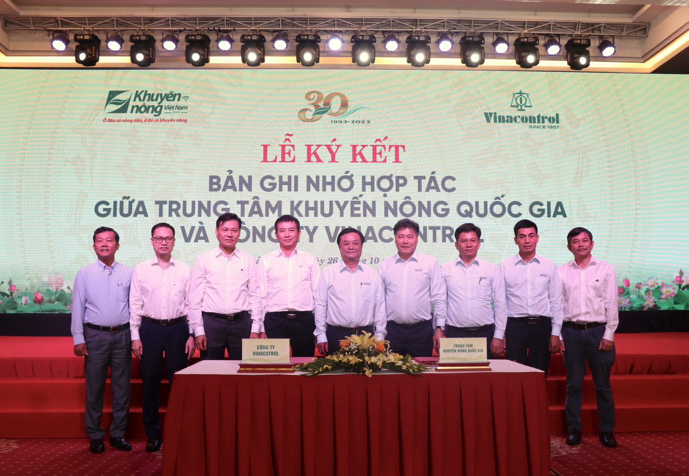 Lễ ký biên bản thoả thuận hợp tác giữa Trung tâm Khuyến nông Quốc Gia và công ty Vinacontrol.