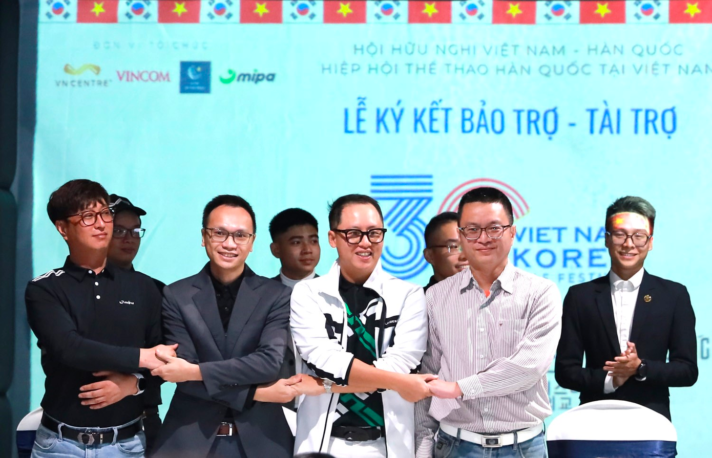 Đại diện MIPA cùng với đại diện Ban tổ chức trong Lễ ký kết bảo trợ - tài trợ Giải golf 3D kỷ niệm 30 năm quan hệ ngoại giao Việt Nam - Hàn Quốc