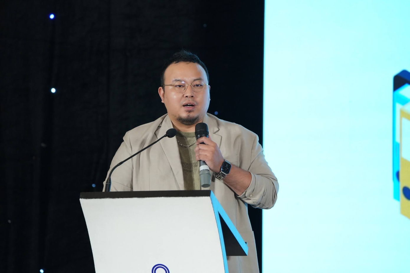 Ông Lê Quang Hiếu, Phó TGĐ Viettel Solutions phát biểu tại OpenInfra Days Việt Nam 2023 Ông Lê Quang Hiếu, Phó TGĐ Viettel Solutions phát biểu tại OpenInfra Days Việt Nam 2023