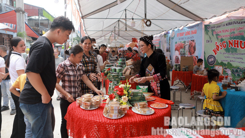 Du khách tham quan tại các gian hàng
