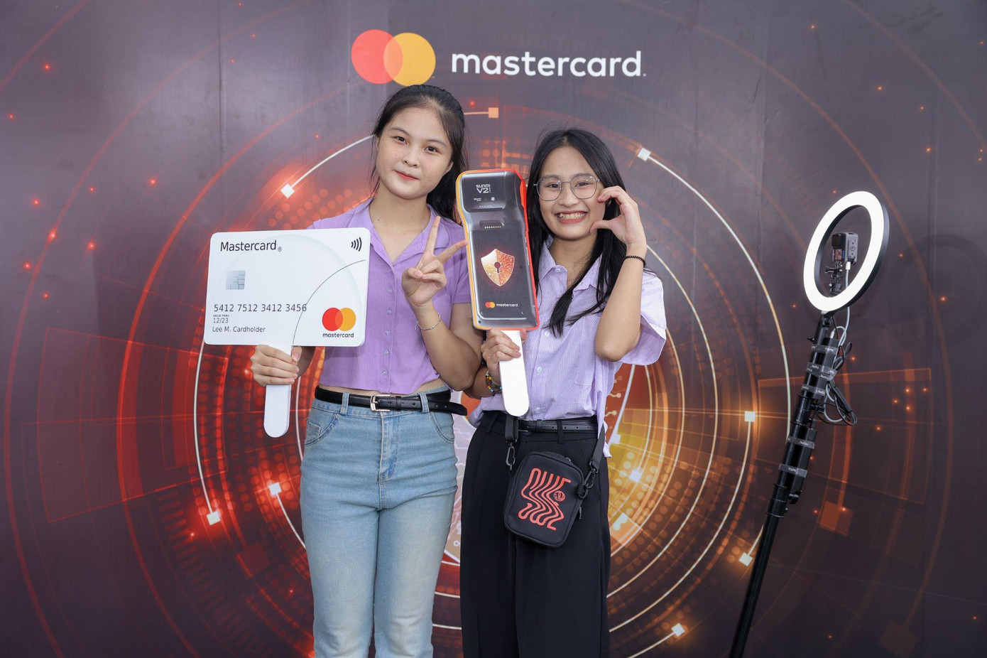 Các bạn trẻ hào hứng trải nghiệm tại gian hàng Mastercard Các bạn trẻ hào hứng trải nghiệm tại gian hàng Mastercard