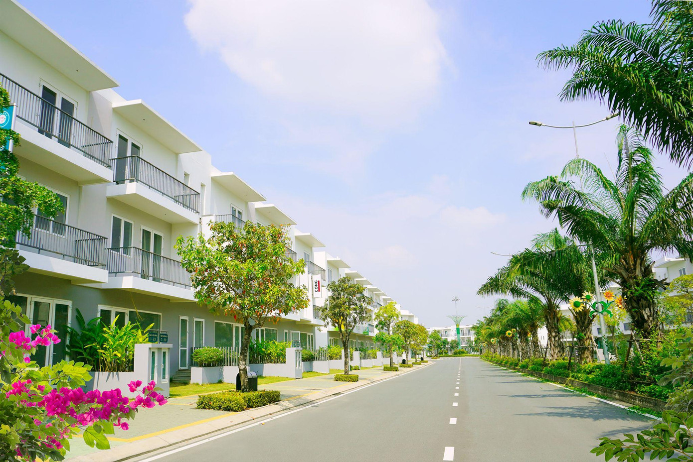 Giao thông trong đô thị Dragon Village được quy hoạch bài bản, nhiều trục giao thông ô bàn cờ giúp cư dân đi lại, truy cập nhiều tiện ích và dịch vụ khác nhau được thuận tiện nhất. Giao thông trong đô thị Dragon Village được quy hoạch bài bản, nhiều trục giao thông ô bàn cờ giúp cư dân đi lại, truy cập nhiều tiện ích và dịch vụ khác nhau được thuận tiện nhất.