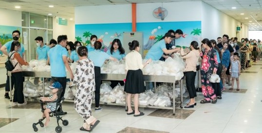 1200 suất cơm trưa đã được trao đến tay gia đình các bé tại Bệnh viện Nhi đồng TP.Hồ Chí Minh.
