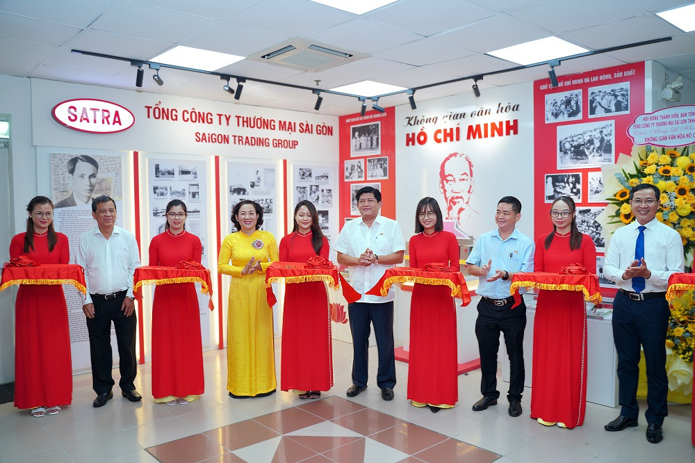 Không gian Văn hóa Hồ Chí Minh cấp Tổng Công ty là nơi giới thiệu về cuộc đời, tác phẩm và tư tưởng Hồ Chí Minh, cũng như các điển hình học tập và làm theo Bác của Đảng bộ và người lao động Tổng Công ty Thương mại Sài Gòn - TNHH Một Thành viên. Ảnh: SATRA Không gian Văn hóa Hồ Chí Minh cấp Tổng Công ty là nơi giới thiệu về cuộc đời, tác phẩm và tư tưởng Hồ Chí Minh, cũng như các điển hình học tập và làm theo Bác của Đảng bộ và người lao động Tổng Công ty Thương mại Sài Gòn - TNHH Một Thành viên. Ảnh: SATRA