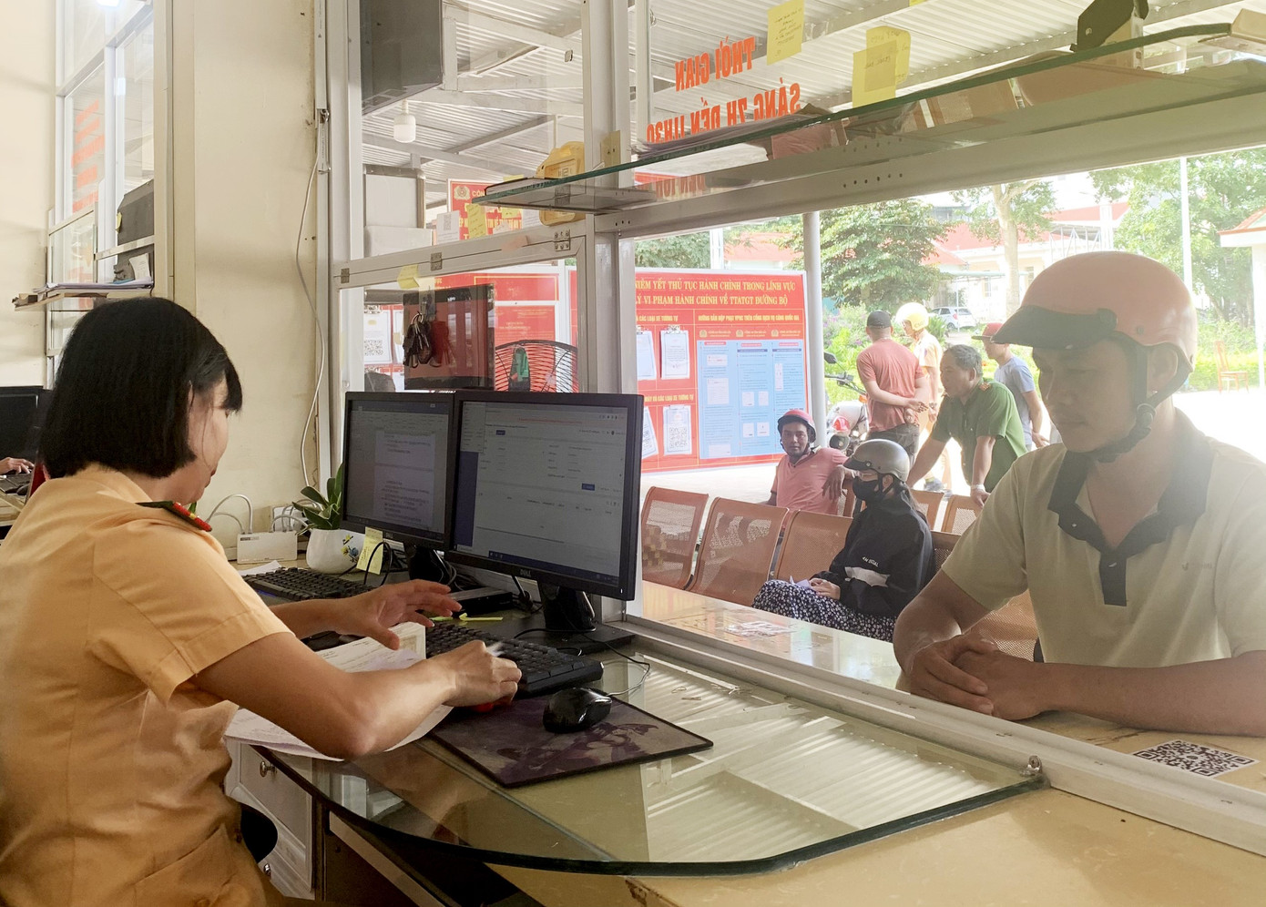 Mỗi ngày, trụ sở Công an Thị xã Buôn Hồ tiếp khoảng 60 lượt dân, những ngày cao điểm có khi lên đến trăm người cần thực hiện TTHC