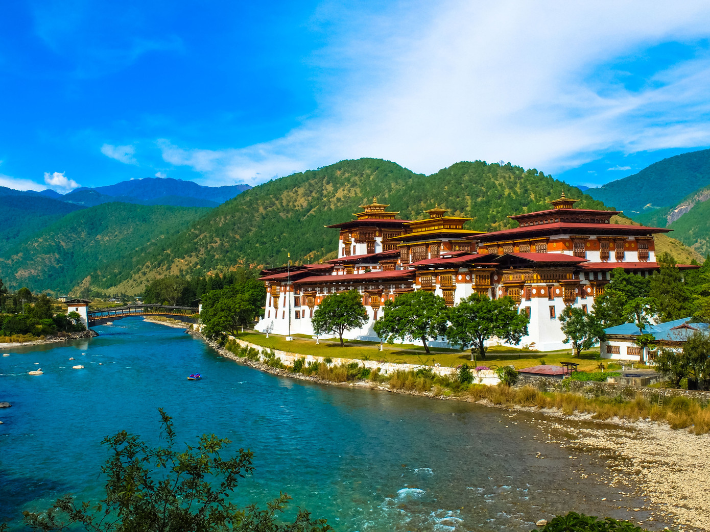 Với hơn 80 phần trăm dân số theo đạo Phật nên Bhutan có rất nhiều tu viện, đền chùa linh thiêng