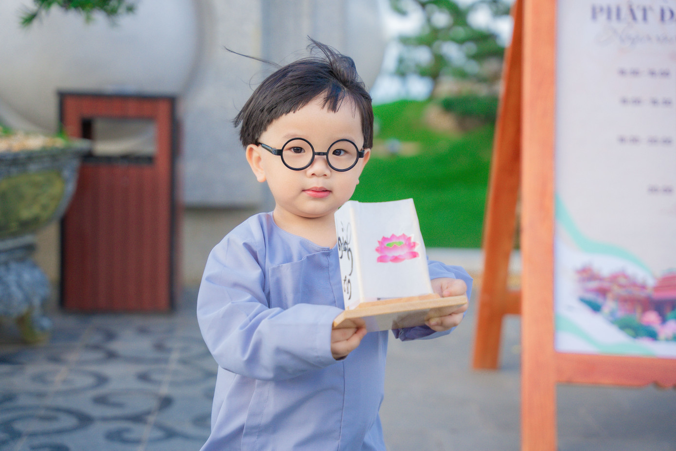 Em bé hoan hỉ dâng đăng trên núi Bà Đen. Ảnh: Hải Triều Em bé hoan hỉ dâng đăng trên núi Bà Đen. Ảnh: Hải Triều