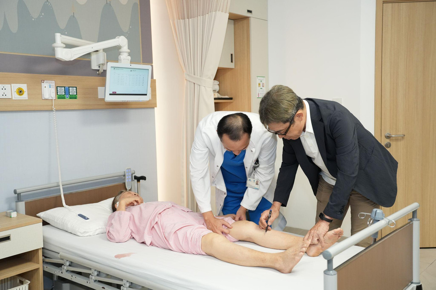 TS.BS Lê Quang Huy và GS. Hiranaka Takafumi thăm khám bệnh nhân trước phẫu thuật TS.BS Lê Quang Huy và GS. Hiranaka Takafumi thăm khám bệnh nhân trước phẫu thuật