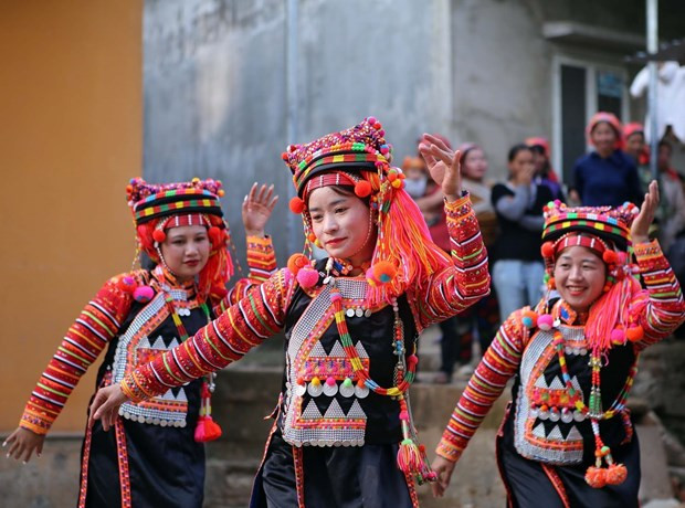 Trang phục truyền thống dân tộc Hà Nhì