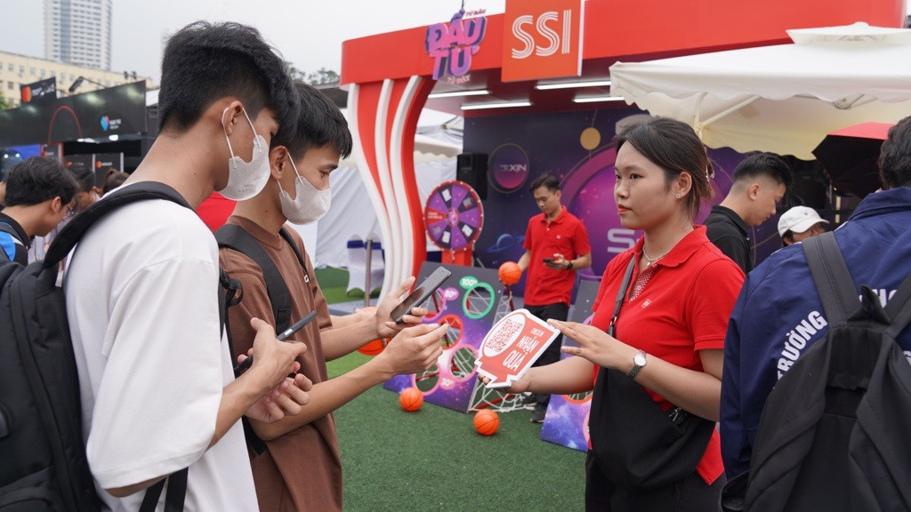Các bạn sinh viên đến checkin photo booth và tham gia bốc thăm trúng thưởng tại gian hàng của SSI.