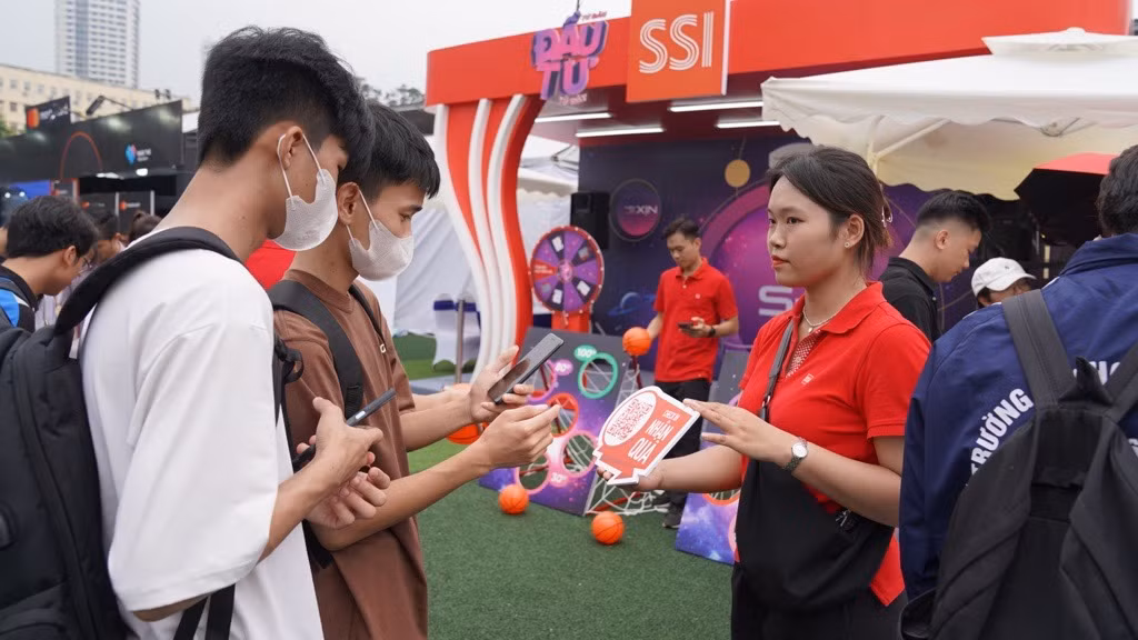Các bạn sinh viên đến checkin photo booth và tham gia bốc thăm trúng thưởng tại gian hàng của SSI.