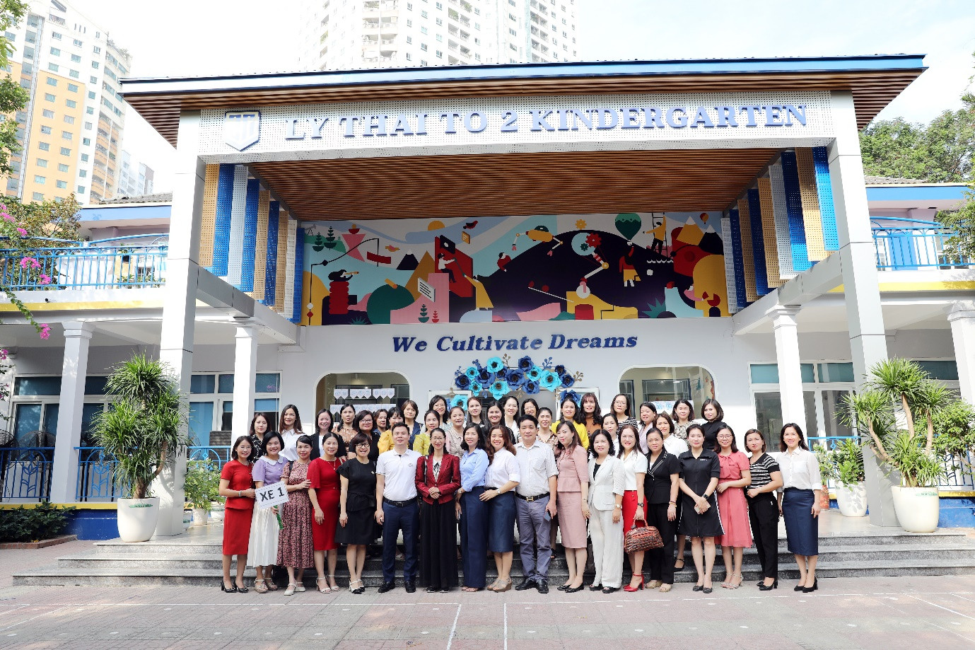 Các đại biểu chụp ảnh lưu niệm tại trường Các đại biểu chụp ảnh lưu niệm tại trường