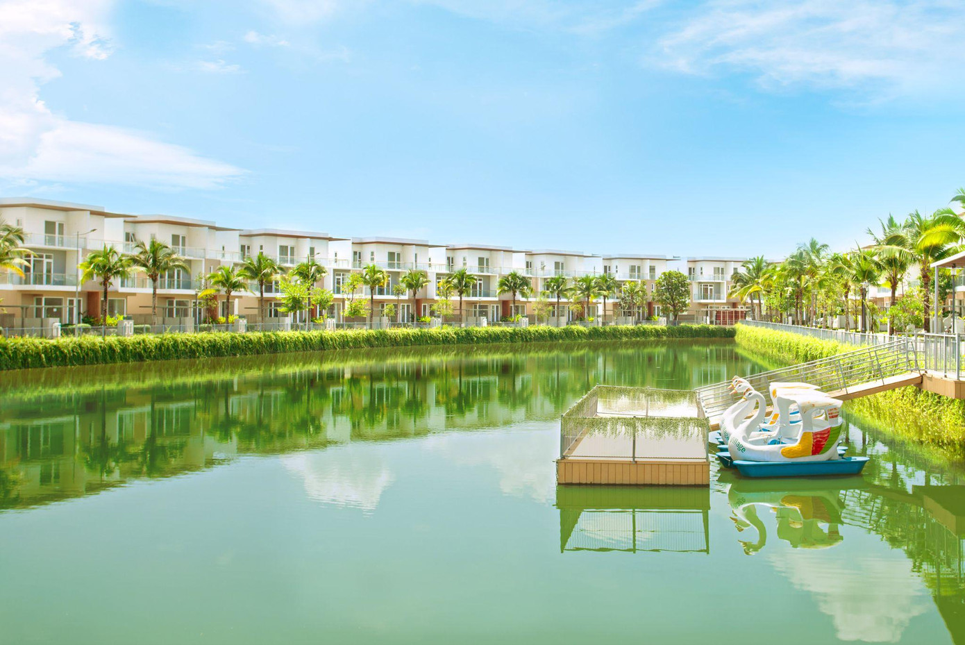 Tỉ lệ không gian xanh lên tới 70% tại KĐT Dragon Village, quy hoạch đô thị được thực hiện bởi Surbana Jurong (Singapore). Tỉ lệ không gian xanh lên tới 70% tại KĐT Dragon Village, quy hoạch đô thị được thực hiện bởi Surbana Jurong (Singapore).