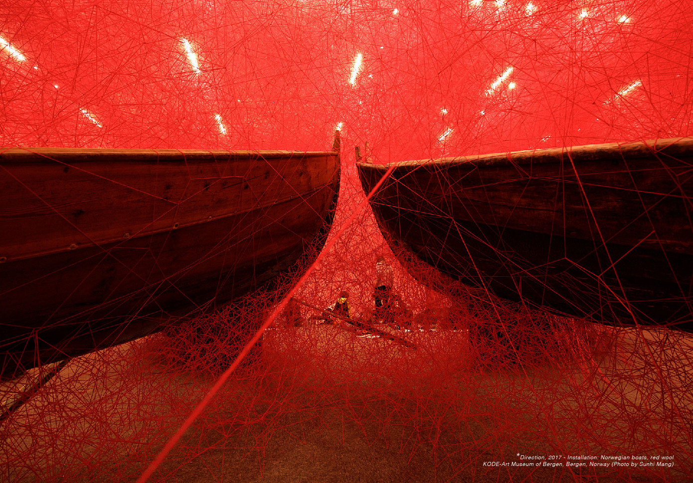 Hình ảnh tác phẩm sắp đặt của Nghệ sĩ Chiharu Shiota