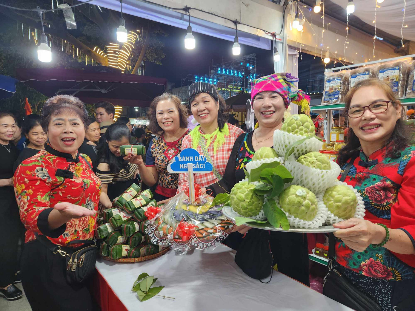 Trưng bày, bán hoa quả đặc sản địa phương. Ảnh: Duy Chiến