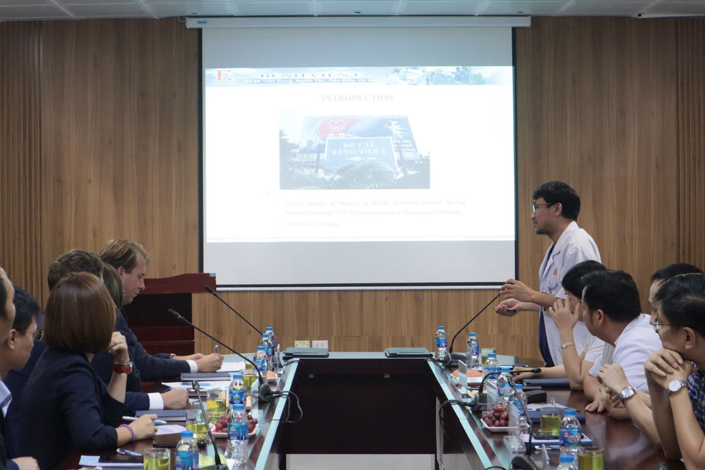 TS.BS Nguyễn Công Hựu, Giám đốc Bệnh viện E (phải) chia sẻ mục tiêu của việc hợp tác giữa hai bên là hướng đến lợi ích cao nhất của người bệnh TS.BS Nguyễn Công Hựu, Giám đốc Bệnh viện E (phải) chia sẻ mục tiêu của việc hợp tác giữa hai bên là hướng đến lợi ích cao nhất của người bệnh