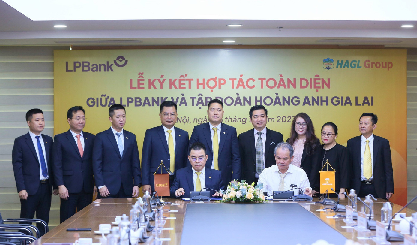 Ông Hồ Nam Tiến - Phó Chủ tịch Hội đồng Quản trị - Tổng Giám đốc LPBank (bên trái) và Ông Đoàn Nguyên Đức – Chủ tịch HĐQT HAGL Group (bên phải) thực hiện ký kết hợp tác