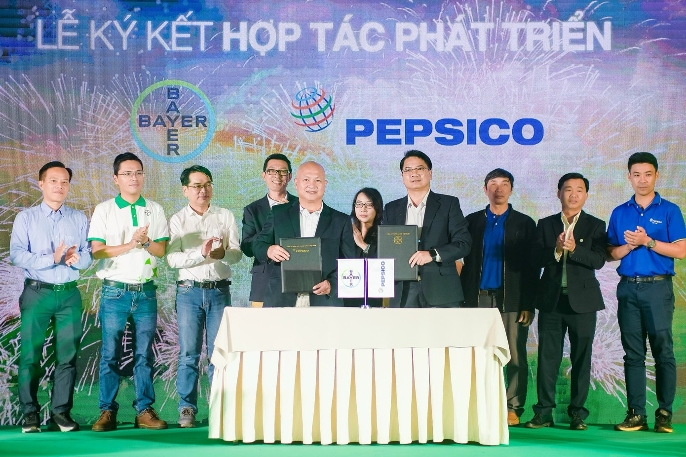 PepsiCo và Bayer trong lễ kí kết hợp tác ngày 26/10 vừa qua. PepsiCo và Bayer trong lễ kí kết hợp tác ngày 26/10 vừa qua.