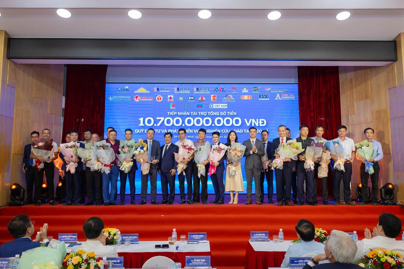 Tại lễ ra mắt, Qũy đầu tư và phát triển Viện Nghiên cứu- Đèo Cả đã tiếp nhận 10,7 tỷ đồng từ các doanh nghiệp Tại lễ ra mắt, Qũy đầu tư và phát triển Viện Nghiên cứu- Đèo Cả đã tiếp nhận 10,7 tỷ đồng từ các doanh nghiệp