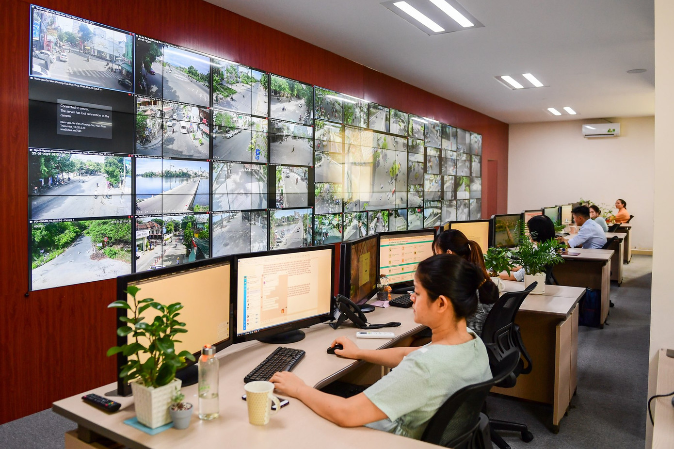 Trung tâm Giám sát, điều hành đô thị thông minh Huế - dự án smart city đầu tiên của Việt Nam đoạt giải thưởng quốc tế, đem lại sự tự tin lớn cho Viettel Solutions trên hành trình tiên phong kiến tạo xã hội số. Trung tâm Giám sát, điều hành đô thị thông minh Huế - dự án smart city đầu tiên của Việt Nam đoạt giải thưởng quốc tế, đem lại sự tự tin lớn cho Viettel Solutions trên hành trình tiên phong kiến tạo xã hội số.