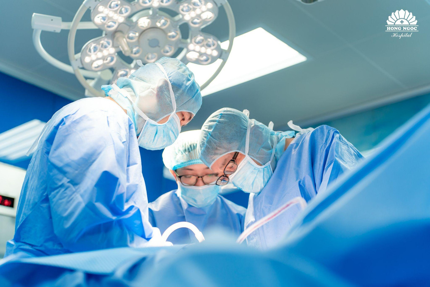 Bác sĩ Lê Quang Huy thực hiện ca phẫu thuật dưới cố vấn của GS. Hiranaka Takafumi. Bác sĩ Lê Quang Huy thực hiện ca phẫu thuật dưới cố vấn của GS. Hiranaka Takafumi.