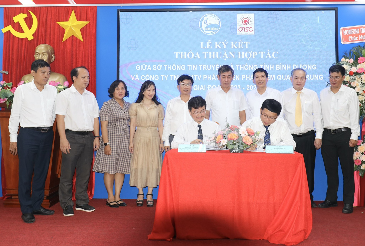 Lãnh đạo Sở TTTT Bình Dương và Công ty TNHH MTV Phát triển Công viên phần mềm Quang Trung ký kết hợp tác