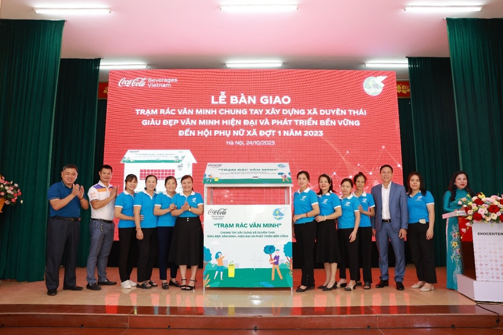 Lãnh đạo Coca-Cola Việt Nam trao tặng “Trạm Rác Văn Minh” cho Hội Liên hiệp Phụ nữ Xã Duyên Thái