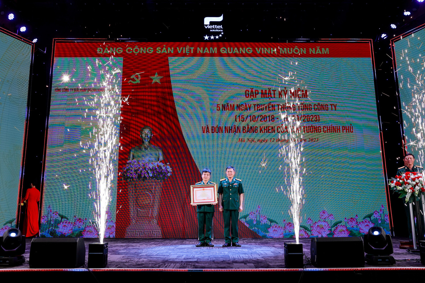 Viettel Solutions nhận bằng khen của Thủ trướng Chính phủ cho những đóng góp giá trị lớn bao trùm 3 trụ cột chính quyền số, kinh tế số và xã hội số suốt nửa thập kỷ. Viettel Solutions nhận bằng khen của Thủ trướng Chính phủ cho những đóng góp giá trị lớn bao trùm 3 trụ cột chính quyền số, kinh tế số và xã hội số suốt nửa thập kỷ.