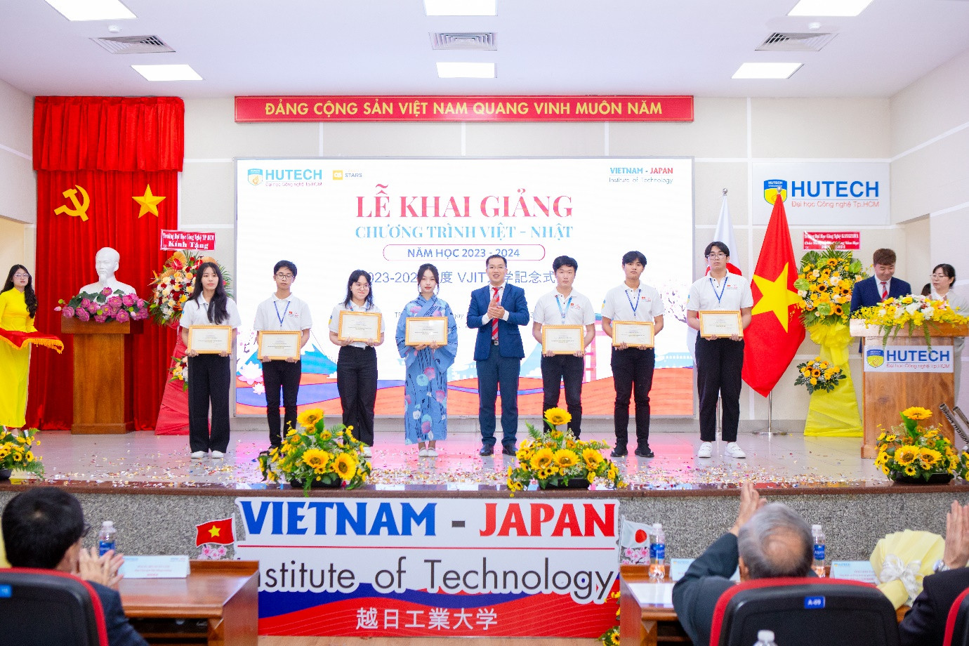 Những sinh viên có thành tích xuất sắc được tuyên dương tại lễ khai giảng