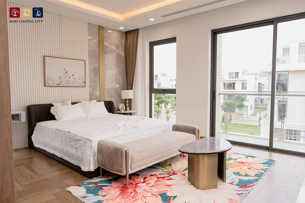 Phòng ngủ được trang bị hệ thống ánh sáng dịu nhẹ, tinh tế cùng hệ thống cửa thoáng phù hợp tạo nên không gian nghỉ ngơi lý tưởng. Phòng ngủ được trang bị hệ thống ánh sáng dịu nhẹ, tinh tế cùng hệ thống cửa thoáng phù hợp tạo nên không gian nghỉ ngơi lý tưởng.